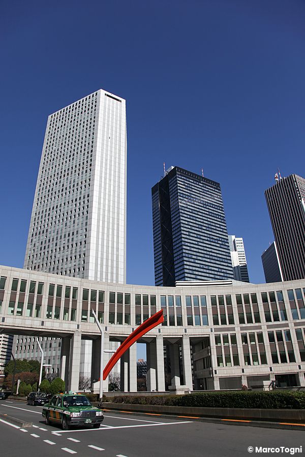 Veduta del Tokyo Metropolitan Government Building sotto il cielo blu