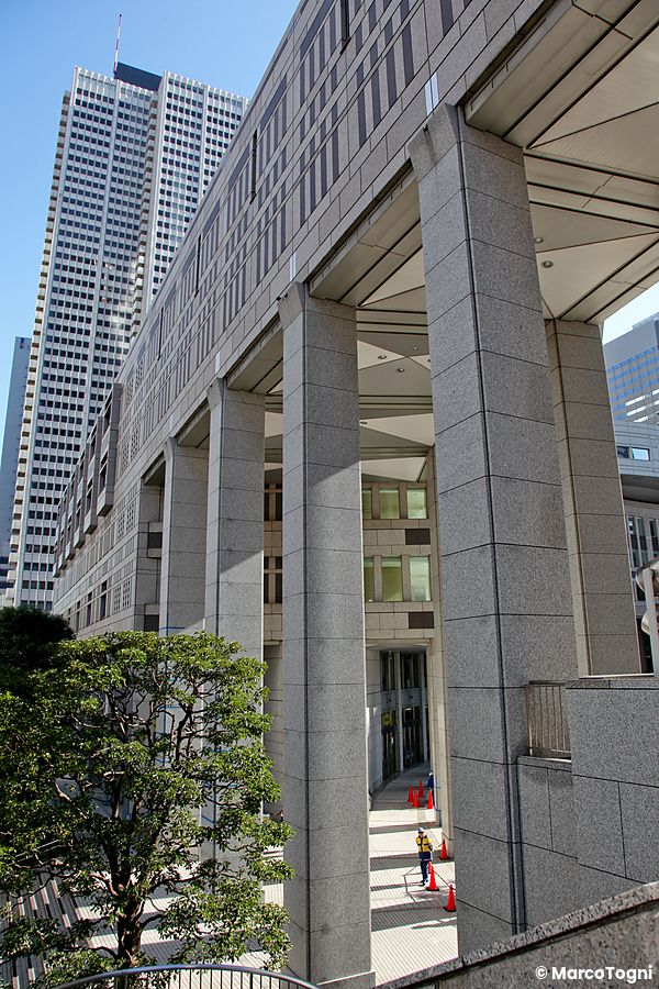 Tokyo Metropolitan Government Building con alte colonne in cemento.