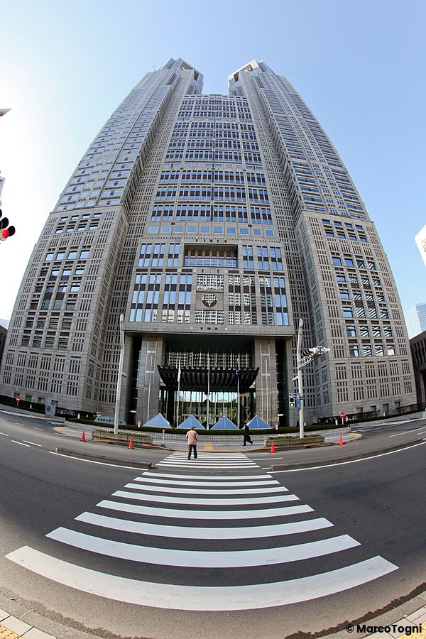 Tokyo Metropolitan Government Building a Tokyo con una persona.