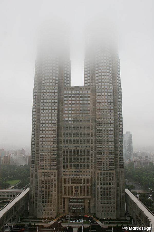 Il Tokyo Metropolitan Government Building avvolto nella nebbia a Tokyo.