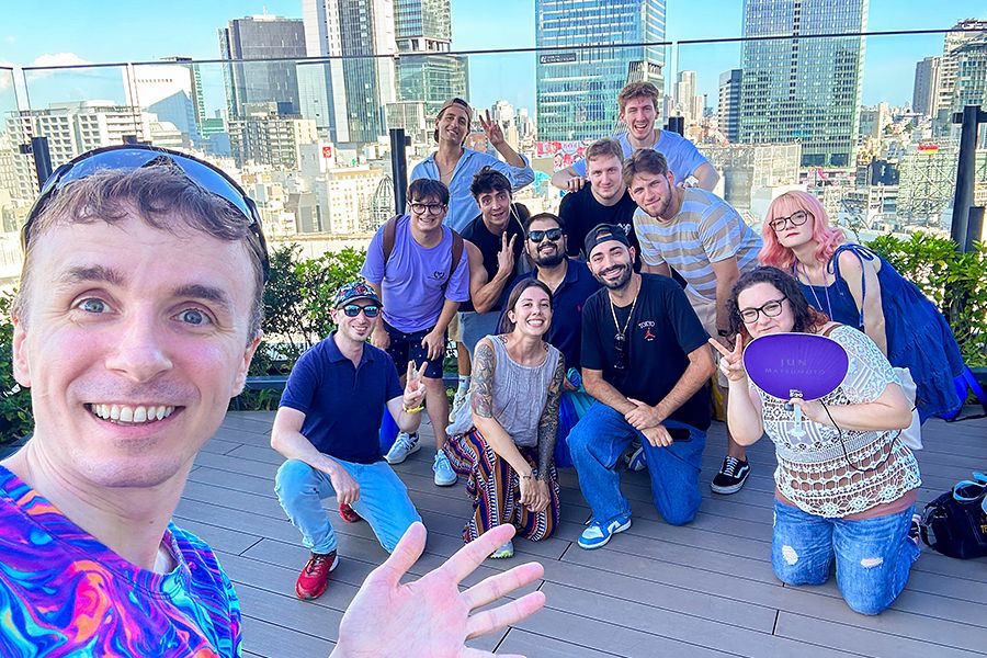 Gruppo di viaggiatori durante GiappoTour Young, con Giulia Premi, e in primo piano Marco Togni.