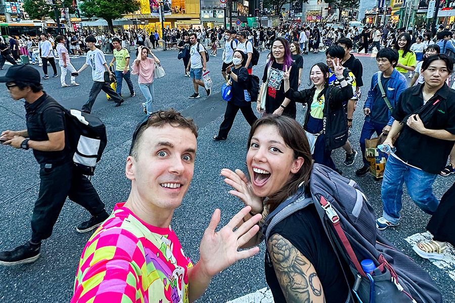 Marco Togni e Giulia Premi, tour leader, all'incrocio di Shibuya durante GiappoTour Young.