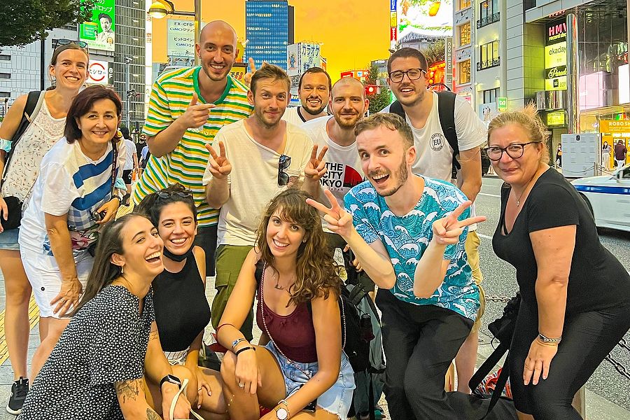 Gruppo di viaggiatori durante GiappoTour in una foto in posa al tramonto a Shinjuku.