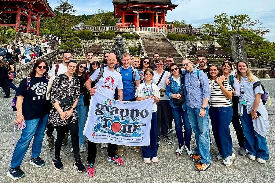 Gruppo di viaggiatori durante GiappoTour al Kiyomizudera di Kyoto.