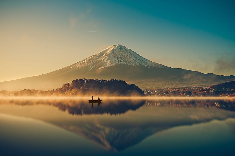Monte Fuji riflesso nel Lago Kawaguchiko all'alba con una barca.