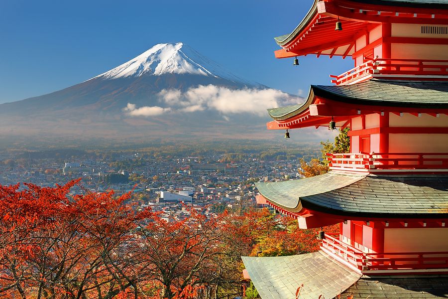 Monte Fuji e pagoda Chureito in autunno con colori vivaci.