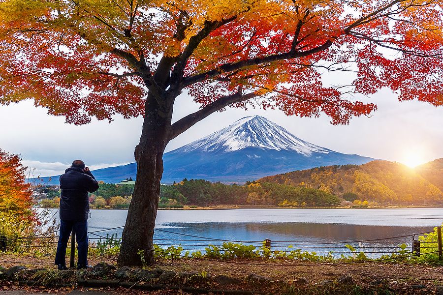 Fotografo scatta una foto del Monte Fuji al tramonto, con colori autunnali.