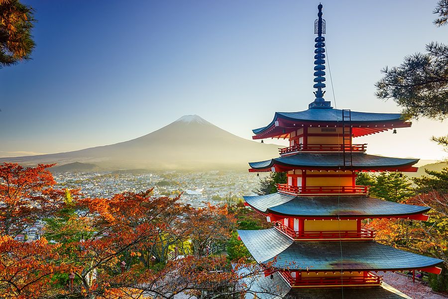 Pagoda Chureito con il Monte Fuji sullo sfondo in autunno.