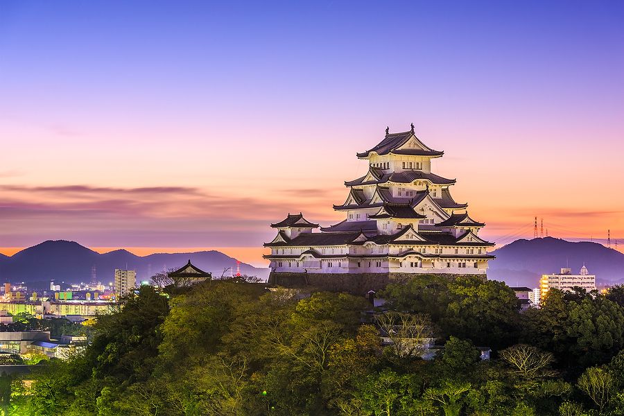 Castello di Himeji al sorgere del sole con cielo colorato.