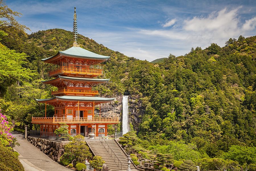 Kumano Nachi Taisha Shrine con la cascata Nachi no Taki sullo sfondo.