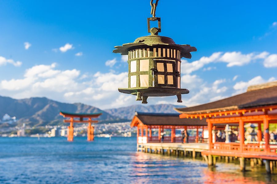 Lanterna giapponese e torii rosso al Santuario di Itsukushima, Miyajima.