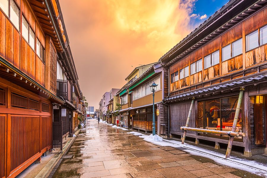 Strada del quartiere Nishi Chaya a Kanazawa, con edifici tradizionali al tramonto.