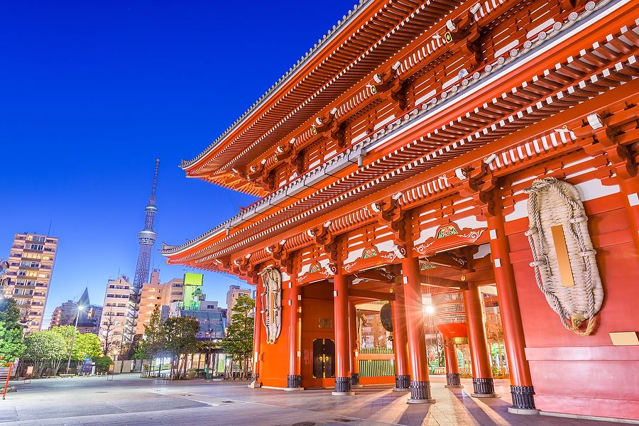 Il portale del tempio Senso-ji a Tokyo con lo Skytree sullo sfondo.