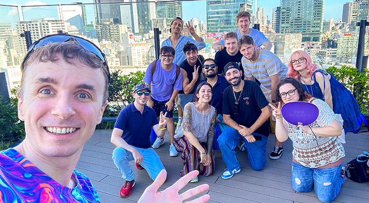 Marco Togni con un gruppo di viaggiatori durante GiappoTour, su una terrazza panoramica a Tokyo.
