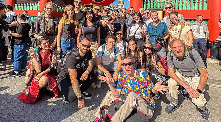 Un gruppo di viaggiatori, insieme a Marco Togni, davanti ad una struttura tradizionale giapponese.
