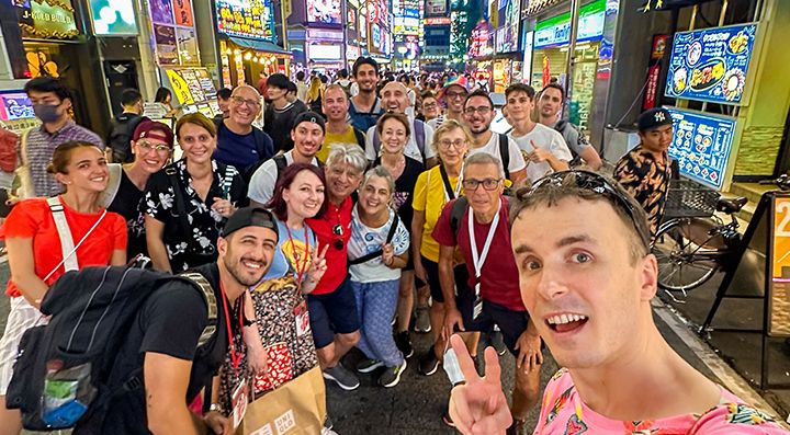 Marco Togni con un gruppo di viaggiatori di GiappoTour, nel centro di Shibuya.