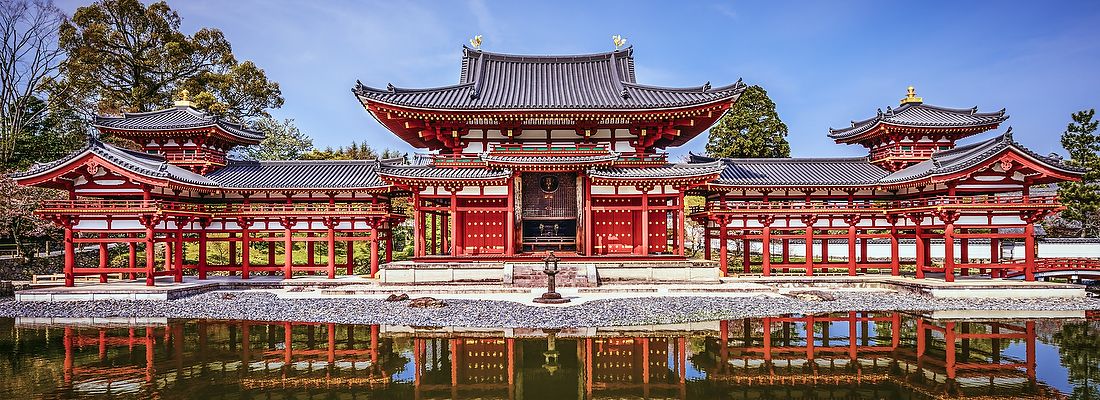 Il tempio Byodo-in a Kyoto con riflesso nel laghetto.