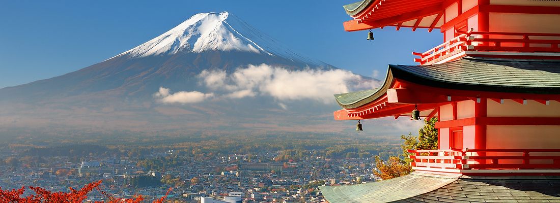 Monte Fuji e pagoda Chureito in autunno con colori vivaci.