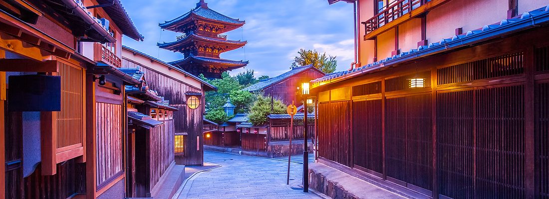Pagoda giapponese e antica casa a Kyoto al crepuscolo.