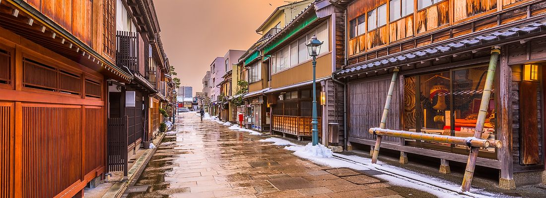Strada del quartiere Nishi Chaya a Kanazawa, con edifici tradizionali al tramonto.