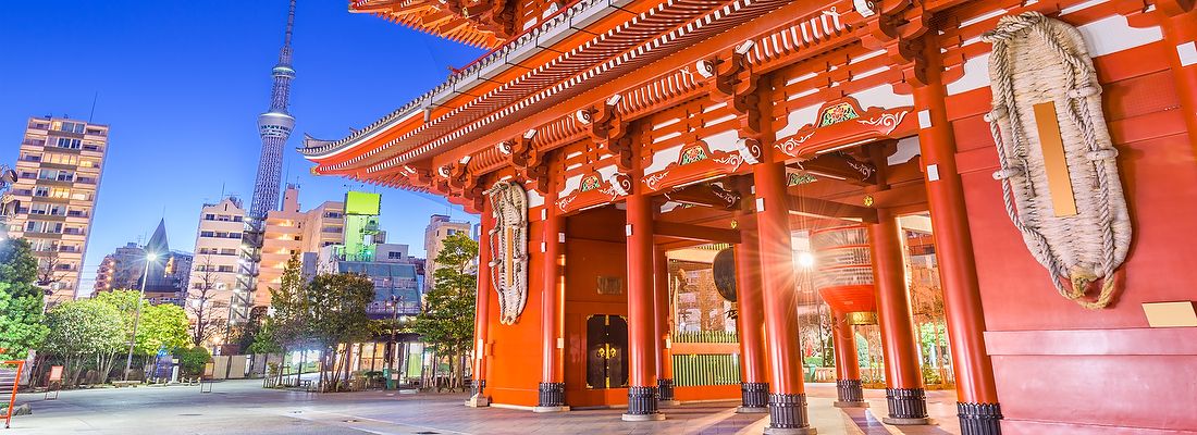 Il portale del tempio Senso-ji a Tokyo con lo Skytree sullo sfondo.