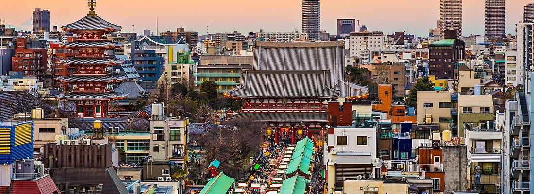 Vista panoramica di Asakusa a Tokyo con il tempio Senso-ji al tramonto.