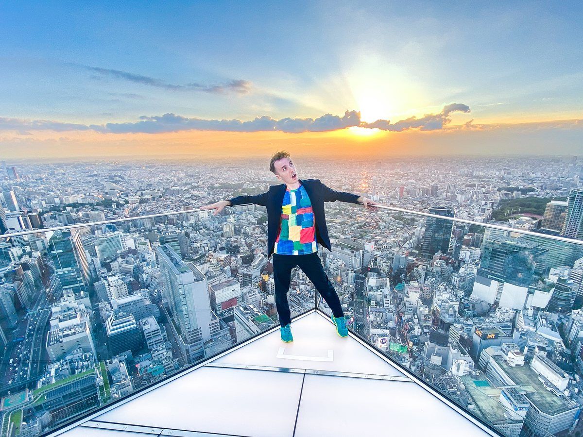 Marco Togni sulla terrazza di Shibuya Sky, con Tokyo al tramonto alle spalle