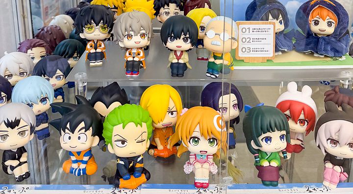 Vetrina colma di piccole figure collezionabili in stile chibi all'interno del negozio amiami Akihabara Figure Tower a Tokyo.