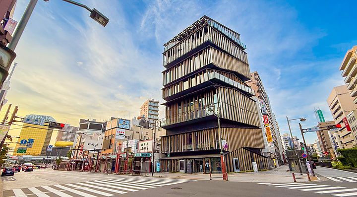 L'edificio Asakusa Culture Tourist Information Center a Tokyo visto dall'incrocio stradale con le strisce pedonali.