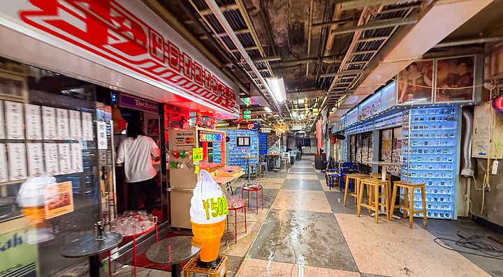 Corridoio interno della Asakusa Underground Street con insegne luminose e locali dallo stile retrò.