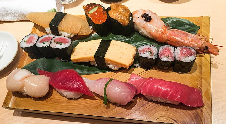 Vassoio di sushi assortito al ristorante Sushi no Midori.