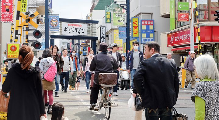 Passaggio a livello affollato nella via dello shopping Togoshi Ginza a Tokyo, Giappone.