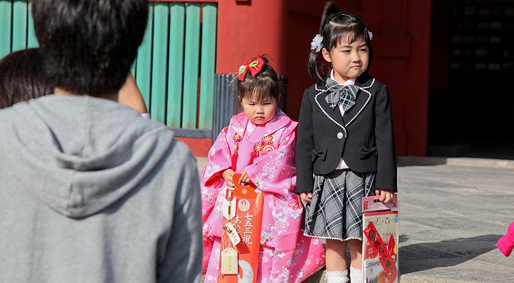 Due bambine in abiti tradizionali e formali posano per una foto al Santuario Tsurugaoka Hachiman a Kamakura.