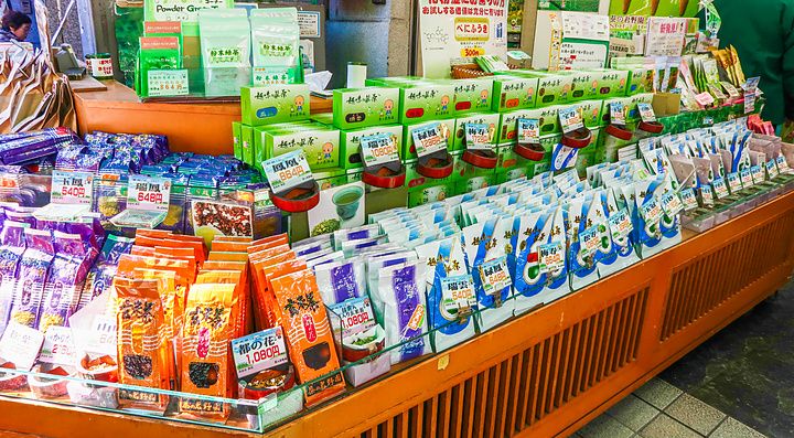 Espositore di tè giapponese e barattoli per il tè a Kiminoen Tea Garden nel negozio ad Ameyoko, Ueno.