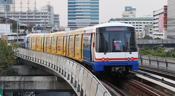 BTS Skytrain attraversa il centro di Bangkok su binari elevati.