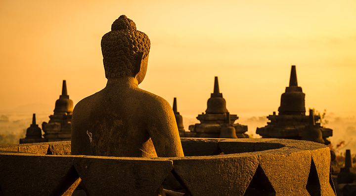 Statua del Buddha nel tempio di Borobudur all'alba, Indonesia.