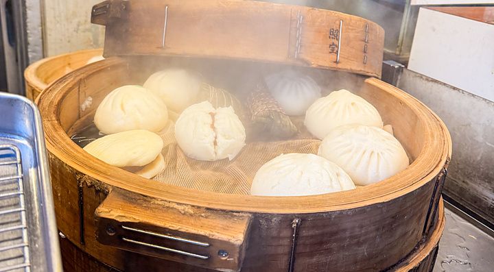 Dei butaman fumanti in un cestello di bambù presso il negozio Koseiwa a Chinatown, Yokohama.