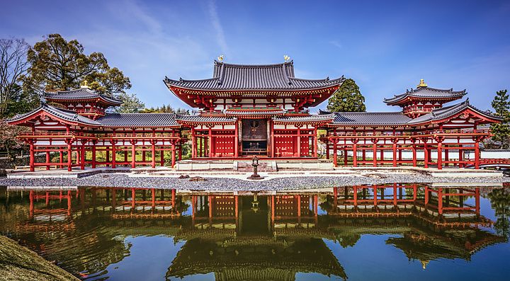 Il tempio Byodo-in a Kyoto con riflesso nel laghetto.