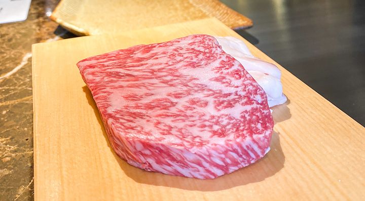 Una fetta di manzo di Kobe su un tagliere di legno all'interno del ristorante Kobe Beef Ishida a Ginza, Tokyo.