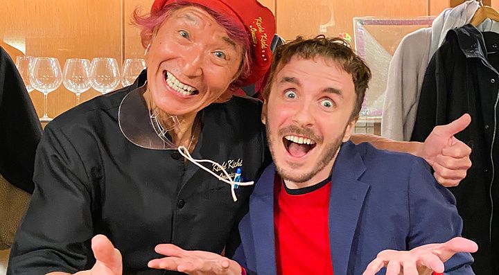 Marco Togni sorride accanto allo chef presso il ristorante Kichi Kichi Omurice a Kyoto.