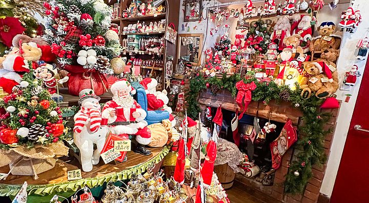 Interno del negozio Christmas Toys a Yokohama, colmo di addobbi natalizi, statuine di Babbo Natale e decorazioni varie.