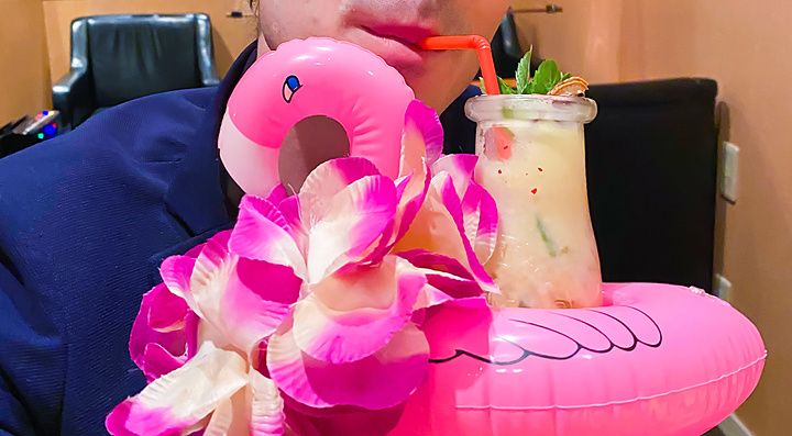 Marco Togni beve un cocktail a Orchard Bar, decorato con un fenicottero gonfiabile e fiori, in un locale a Ginza.