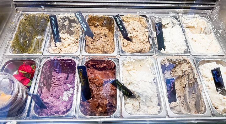 Una vetrina refrigerata con vaschette di gelato vegano presso la gelateria Coconut Glens in Giappone.
