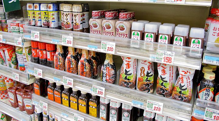 Scaffali pieni di salse e condimenti confezionati all'interno di un supermercato in Giappone.