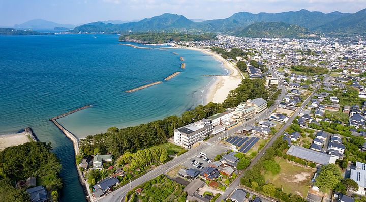 Ripresa aerea di Hagi con la spiaggia di Kikugahama, il mare azzurro, frangiflutti e il distretto di Hamasaki.