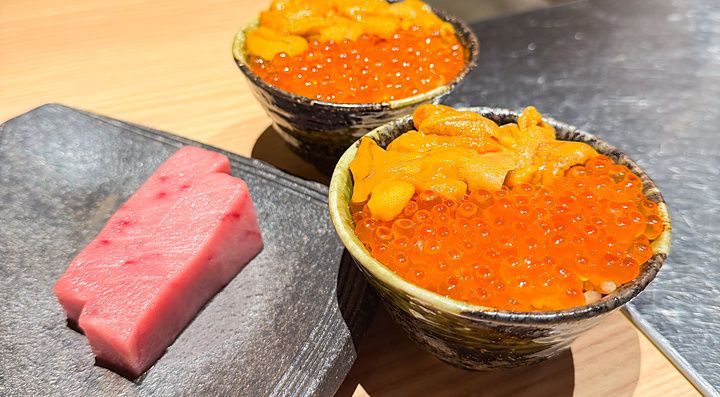 Donburi con riccio di mare e ikura, e tonno crudo pronto per essere scottato a Yakiuo Ishikawa, Tokyo.