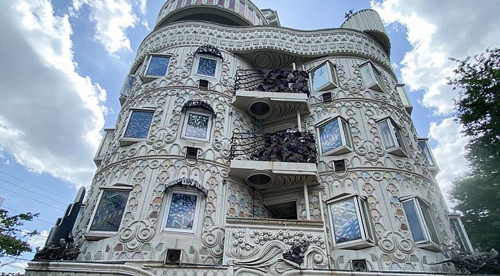 L'edificio El Dorado a Waseda a Tokyo con la sua complessa facciata decorata sotto un cielo azzurro con nuvole.