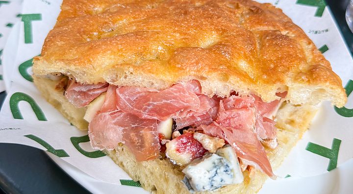 Una focaccia con crudo, gorgonzola, fichi e noci servita su carta marchiata Tutu presso un ristorante a Meguro, Tokyo.