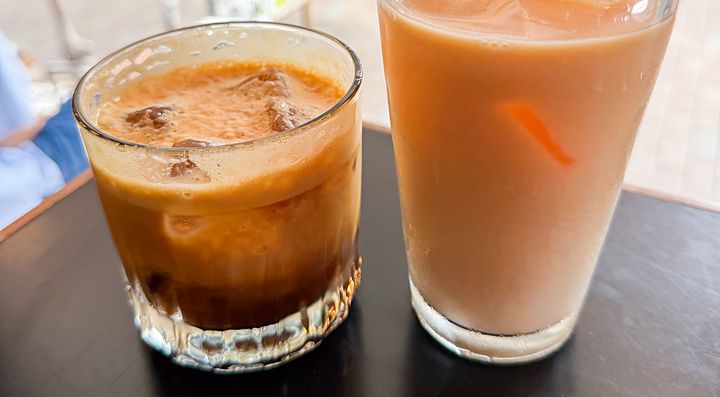 Due bicchieri di bevande fredde al caffè su un tavolino scuro presso il Fuglen, vicino alla stazione di Yoyogi-Hachiman.