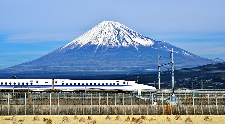 Treno ad alta velocità sotto il Monte Fuji in Giappone.